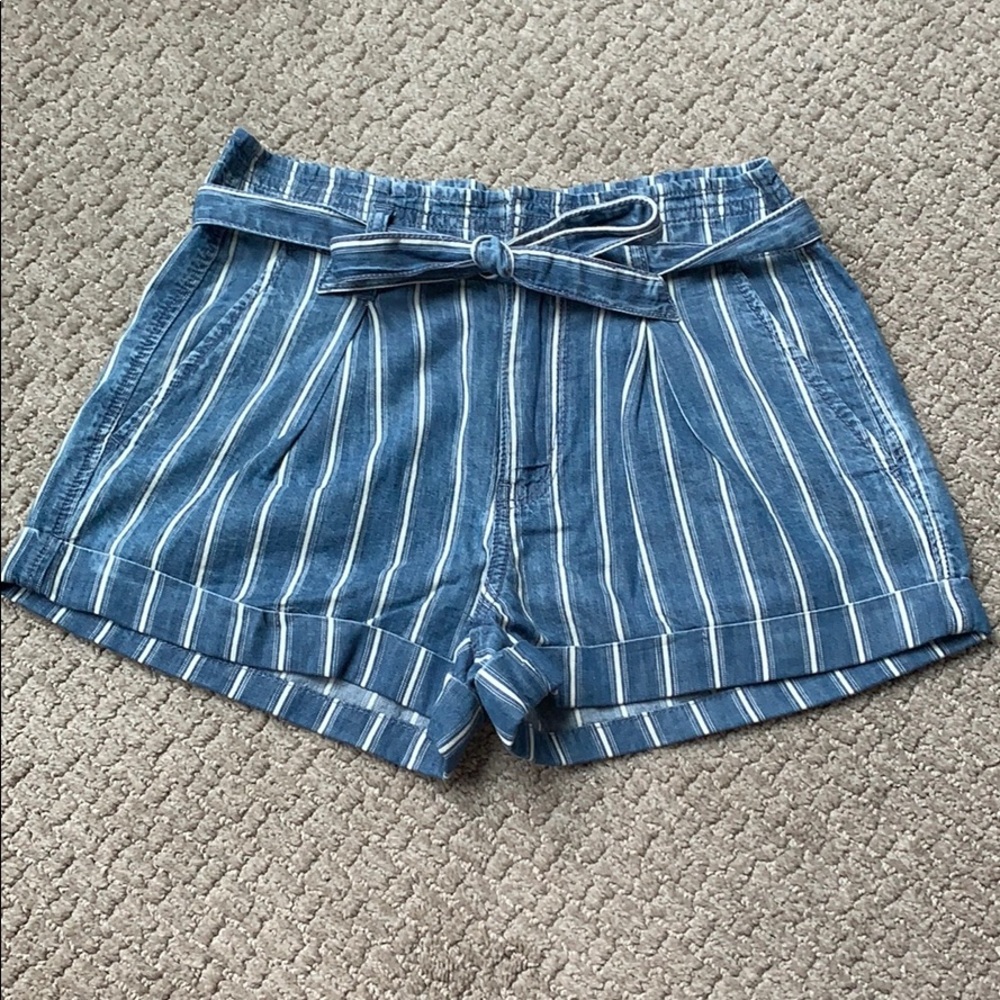 NEVER WORN paperbag shorts